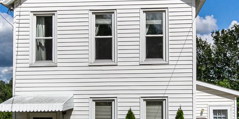 Dubuque House: 2636 Fulton St