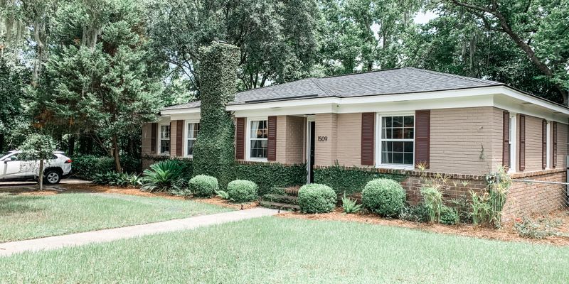 Savannah House: 1509 E 55th St