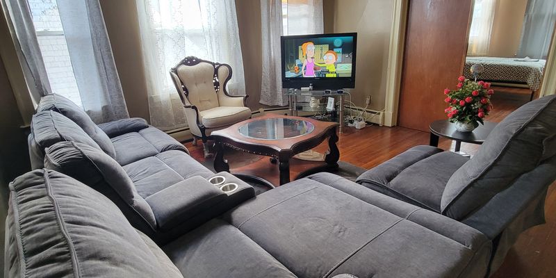 Hartford Apartment: 32 Rowe Ave