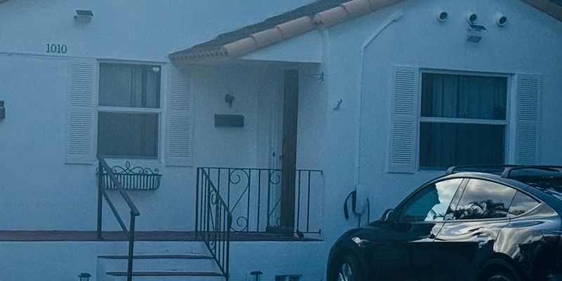 Hollywood Apartment: 1010 N 17th Ave
