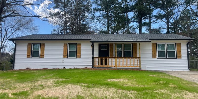 Conyers House: 335 Cindy Dr SE