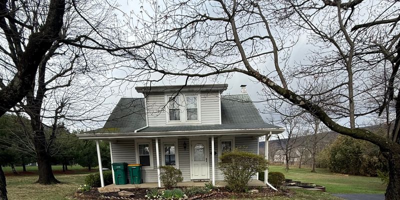 Enola House: 4324 Valley Rd