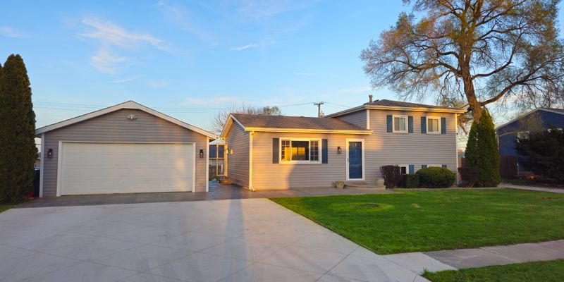 Lowell House: 561 Eastwood Dr