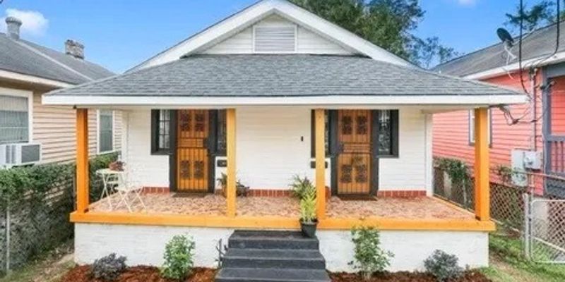 New Orleans House: 9029 Hickory St