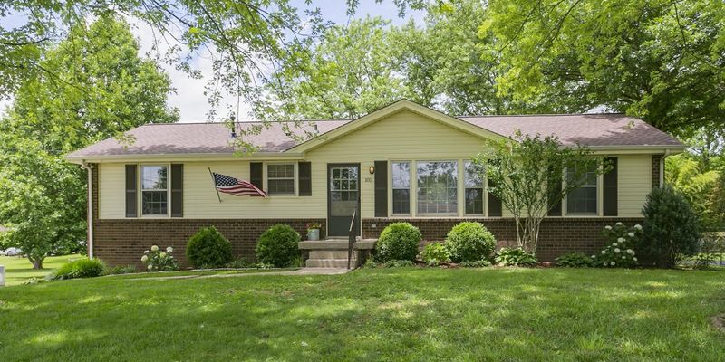 Hendersonville House: 105 Raindrop Lane