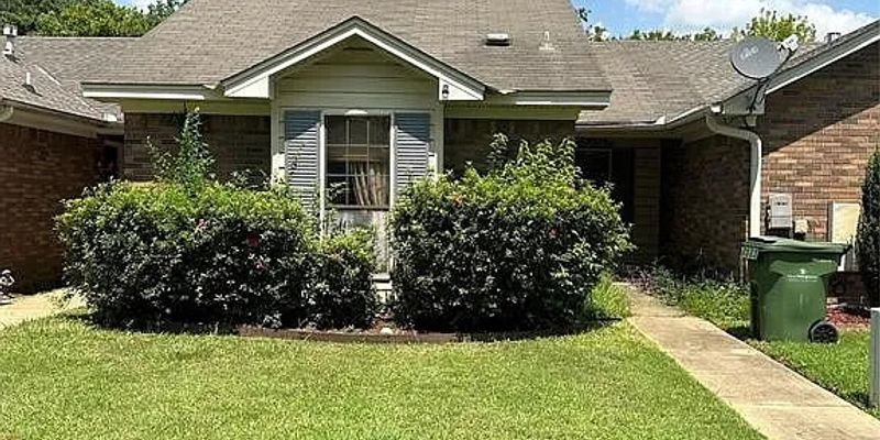 Montgomery House: 538 Hollow Wood Rd
