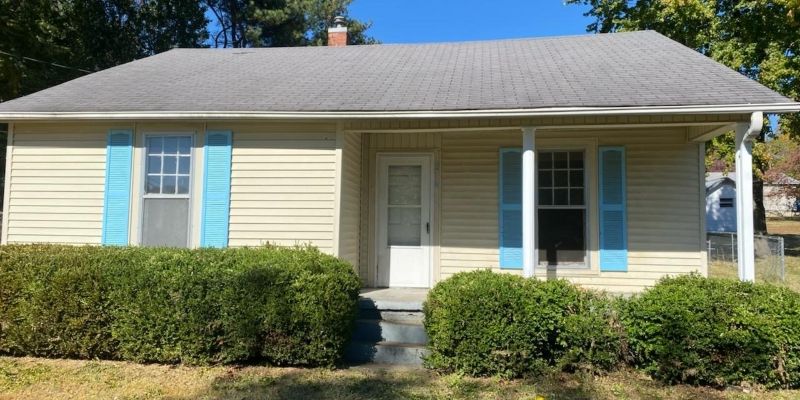 Dyer House: 214 W South St