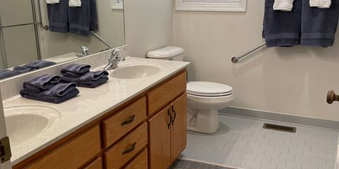 16 Master Bath.JPG