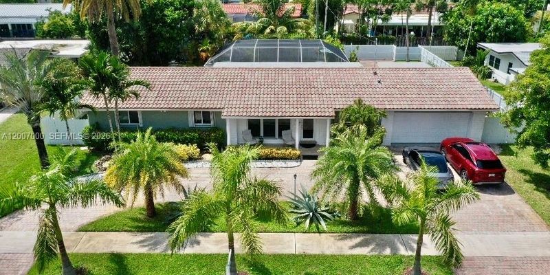 Hollywood House: 428 N Crescent Dr
