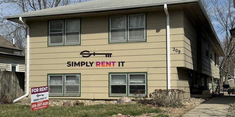 Ames Apartment: 209 E 6th St