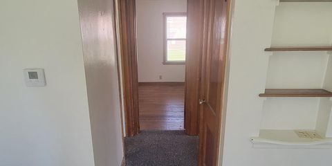 hall way to bedrooms.jpg