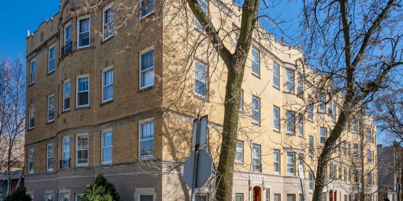 Chicago Apartment: 4919 N Rockwell St