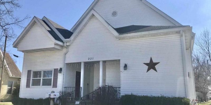 Sullivan Apartment: 221 E Jackson St