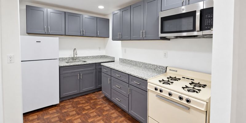Baltimore Apartment: 20 W Franklin St
