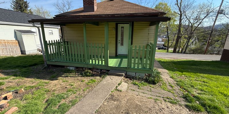 Coraopolis House: 843 1/2 6th Ave