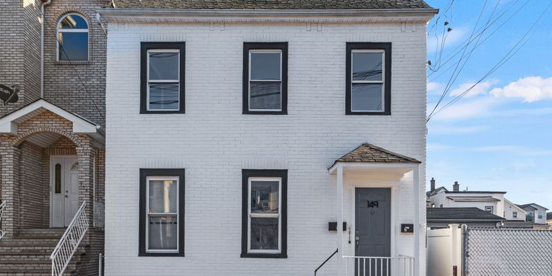 Elizabeth Apartment: 149 S Park St