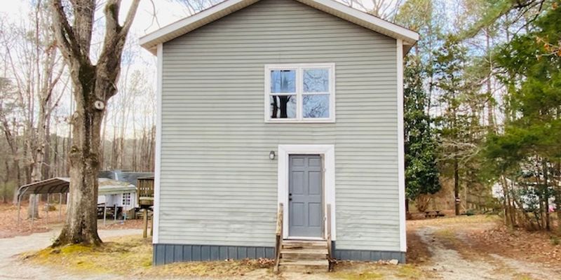 La Crosse House: 1203 N Mecklenburg Ave