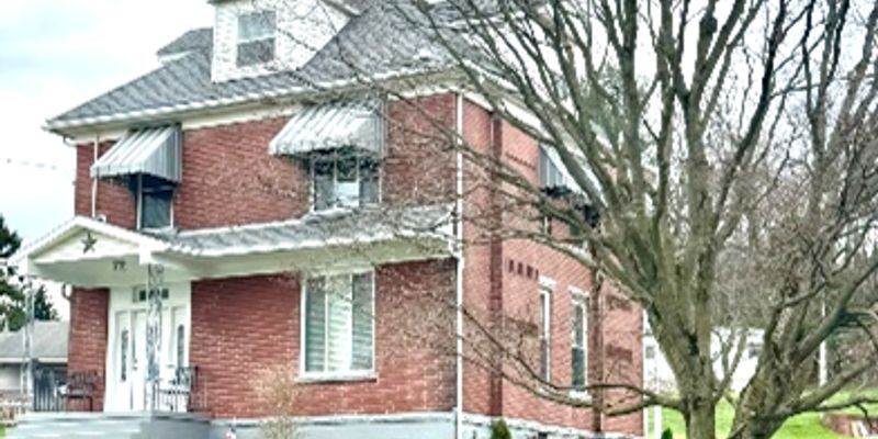 Mars House: 637 Spring St