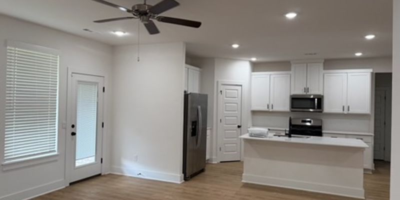 Fayetteville House: 4804 W Sturgeon St