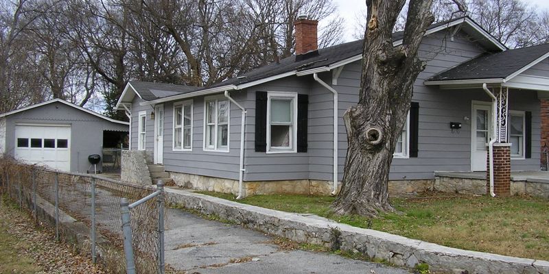 Bowling Green House: 1315 Nutwood Street