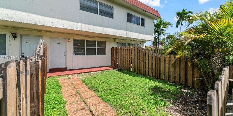 North Miami Beach Townhome: 1560 NE 151st St