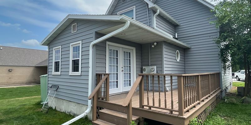 Hawkeye House: 127 E Main St