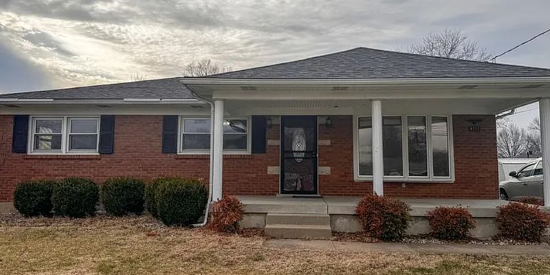 Louisville House: 6212 Upper Hunters Trace