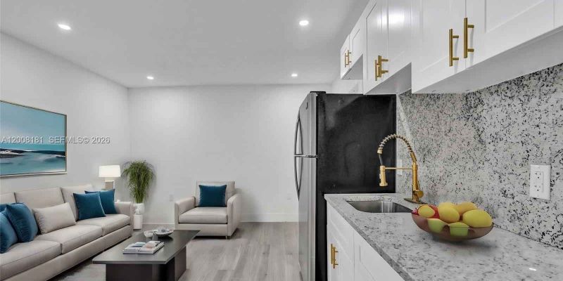 Hollywood House: 5740 Mayo St