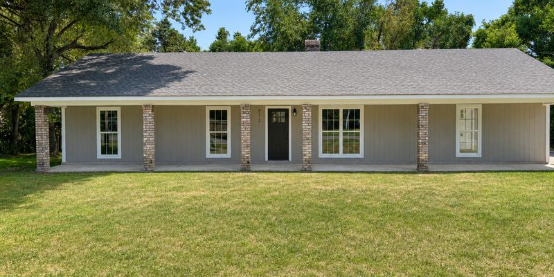Monroe House: 512 Lakeside Dr