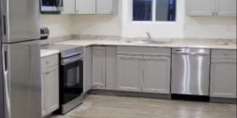 warden Apartment: 809 W 8th St