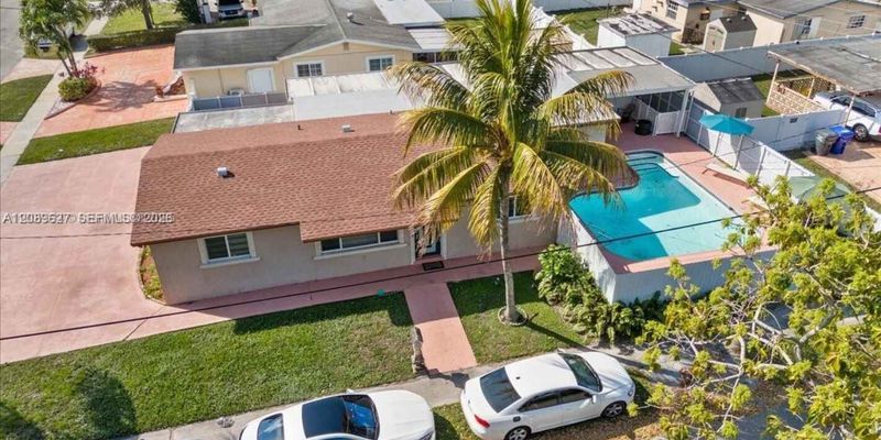 Hollywood House: 7601 Simms St
