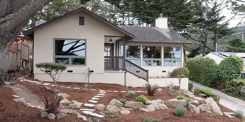 Pacific Grove House: 307 Bishop Ave