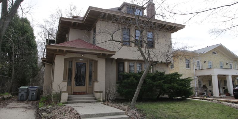 Milwaukee Apartment: 2119 E Kenilworth Pl