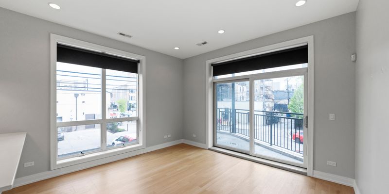 Chicago Apartment: 1050 W Cornelia Ave