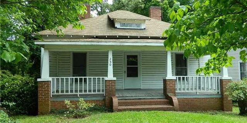Pittsboro House: 250 Hillsboro St
