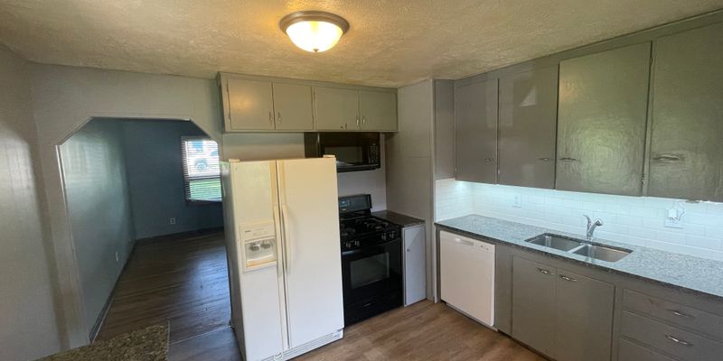 Papillion House: 403 E 2nd St