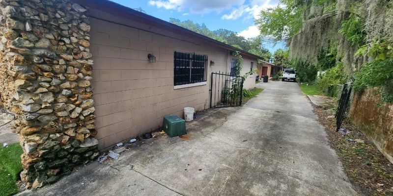 Sanford House: 1013 S. Persimmons Ave