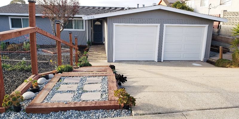 Marina House: 3195 White Cir