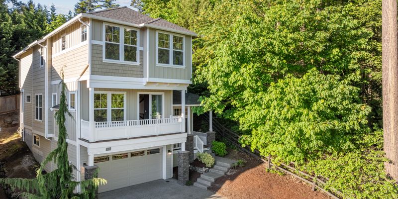 Redmond House: 16990 NE 84th Ct