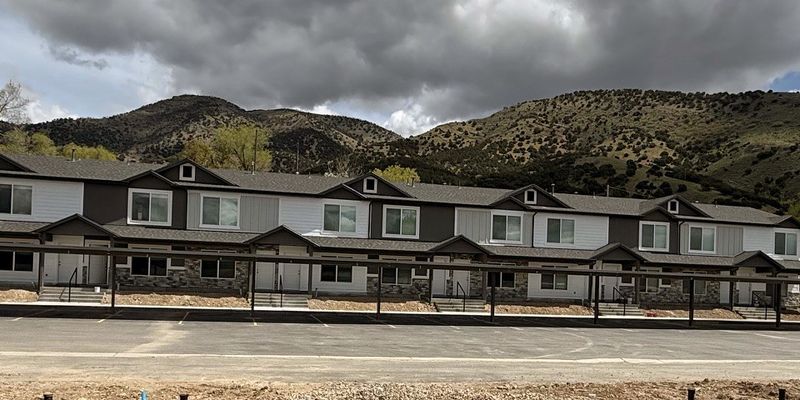 Morgan Townhome: 700 E Diane's Way