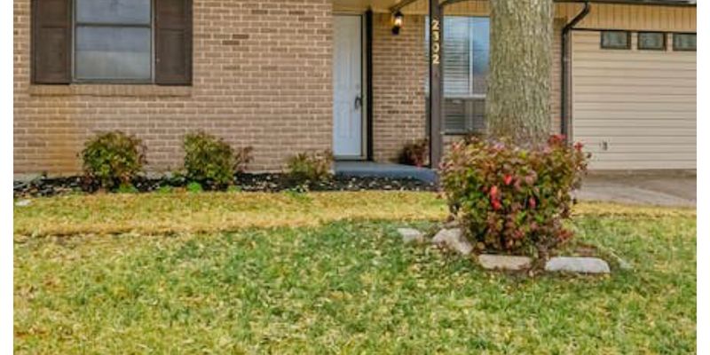 Garland House: 2302 Royal Dr