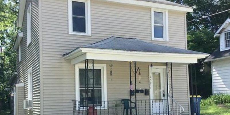 Mishawaka Apartment: 709 Ann St