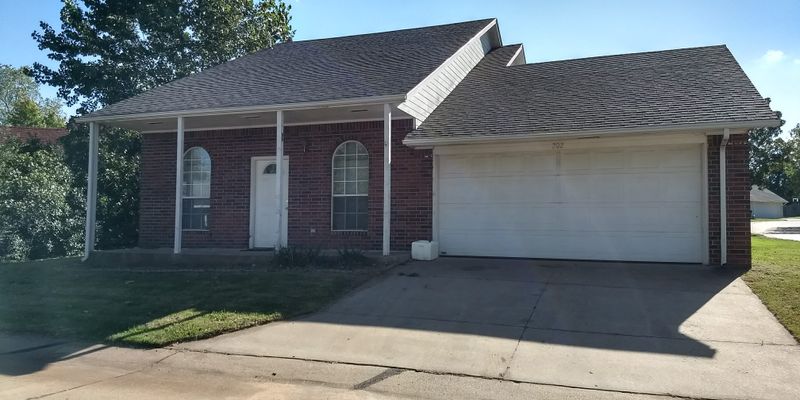 Stillwater House: 202 S Timbercrest Ct