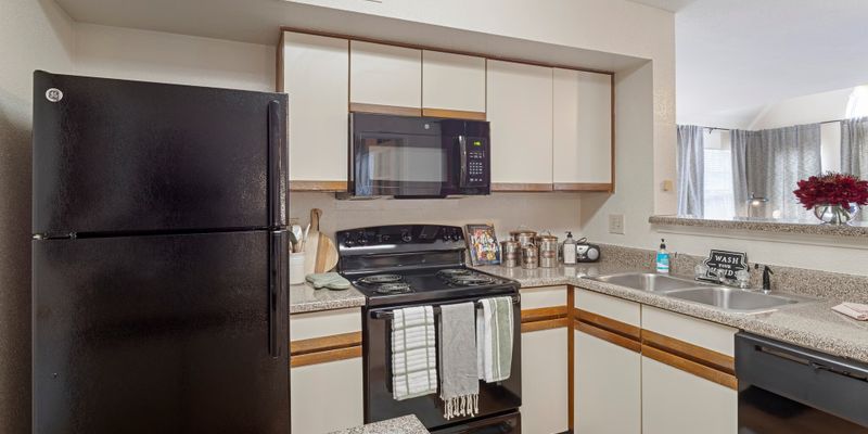 Houston Apartment: 2401 Revere St