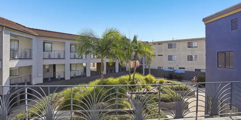 Hawthorne Apartment: 13622 Chadron Ave