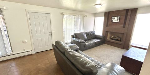 Pinnacle Unit B 6 Living 2.JPG