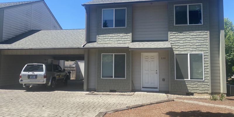 Monmouth House: 240 Warren St S