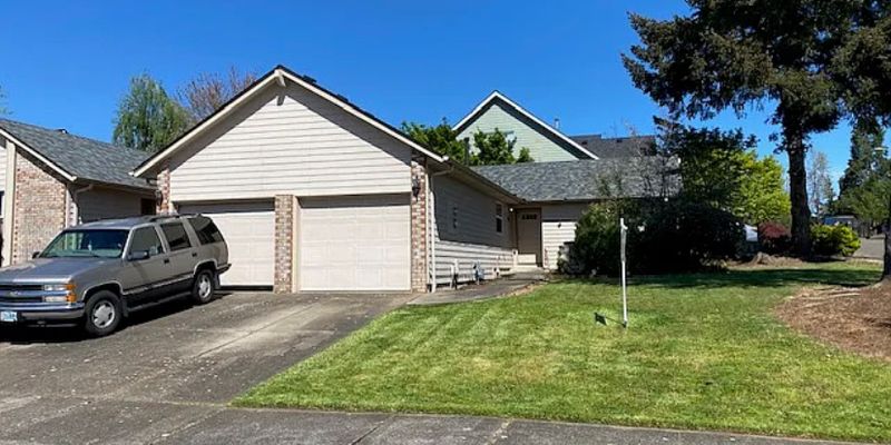 Salem House: 5467 Summerlake St SE