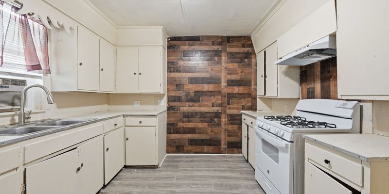 Lafayette House: 140 Ambroise St