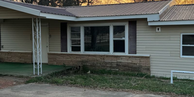 Vian House: 202 Bonham St